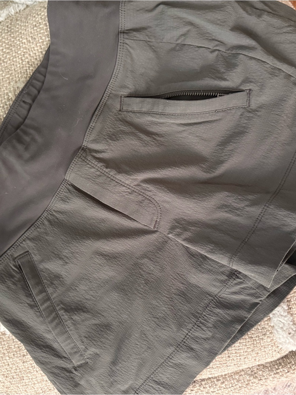Athleta green  Trekke North Short with Zip Pocket